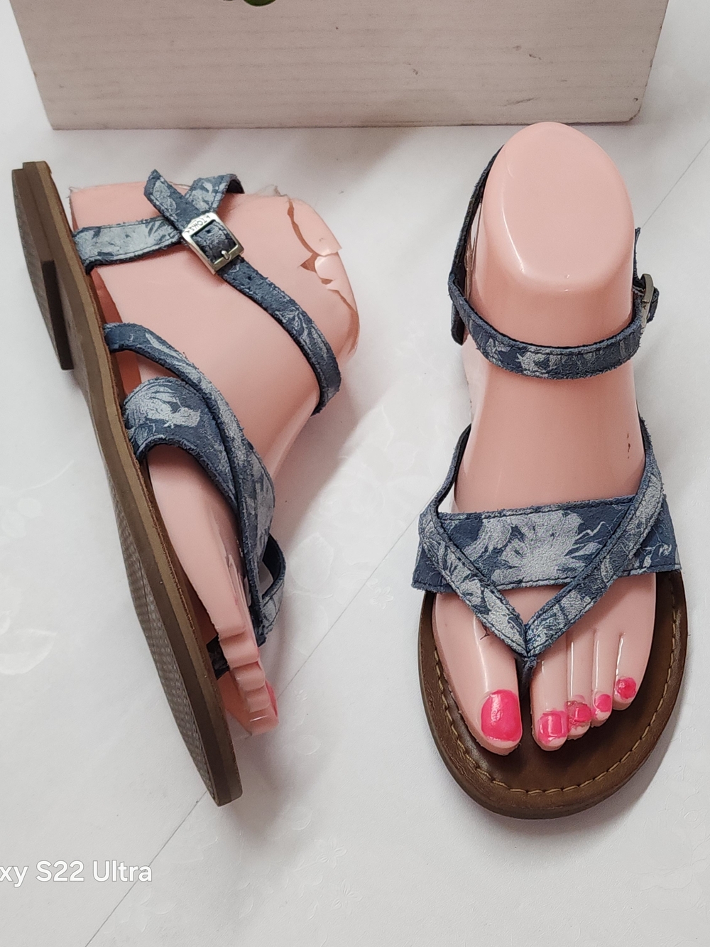 Women’s Floral Denim T-Strap Sandals - Blue